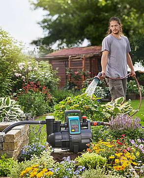 Regner, Brausen oder ein wassersparendes Tropfsystem - hier helfen Pumpen, um das Wasser aus Regentonnen, Brunnen oder Zisternen zu fördern