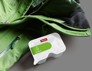 In Kombination mit den Miele Caps „Outdoor“ verschwinden Schmutz und Gerüche von Winterkleidung, ohne die Fasern zu belasten