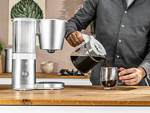 Wie selbst aufgebrüht soll der Kaffee mit der neuen Zwilling Enfinigiy Filterkaffeemaschine dank konstanter Brühtemperatur und „Blooming“-Funktion gelingen