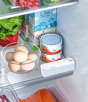 Der universell einsetzbare Akku-Kühlschrank-Ozongenerator von newgen medicals soll den Kühlschrank und vieles mehr ganz einfach von unangenehmen Gerüchen befreien