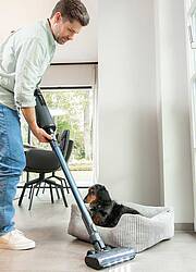 Der Beutelsauger mit Sti(e)l - Die Weltneuheit vereint die Vielseitigkeit eines kabellosen 2-in-1-Stielstaubsaugers mit der hygienischen Entleerung eines klassischen Beutelstaubsaugers