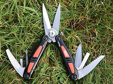 Das Multitool DBST von Bessey bietet gleich sieben Werkzeuge: Schere, Messer, Säge, Feile, einen großen und kleinen Schlitzschraubendreher sowie einen Kreuzschlitzschraubendreher