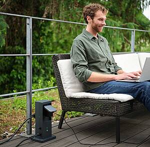Den Anschluss mehrerer Geräte gleichzeitig macht das OSRAM SMART+ WiFi Outdoor Terminal möglich – Parallel fungiert die Lösung zudem als WLAN-Repeater und erweitert WLAN-Zonen im Freien für bis zu 15 drahtlose Geräte um 45 Meter