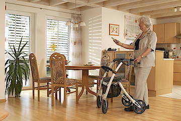 Wer schlau ist, plant eine Motorisierung der Rollläden, Jalousien und Markisen bei der Renovierung oder dem Neubau eines Hauses mit ein. Per Funksteuerung kann so der Sicht- und Sonnenschutz bequem bedient werden. Das erleichert den Alltag für alle Hausbewohner und hilft auch später, wenn die Beweglichkeit nachlässt<br>(Fotos: Somfy)