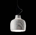 Die Behive-Deckenleuchte von Foscarini erinnert an einen Bienenstock und erhellt warm und angenehm gewünschte Bereiche