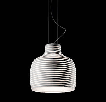 Die Behive-Deckenleuchte von Foscarini erinnert an einen Bienenstock und erhellt warm und angenehm gewünschte Bereiche