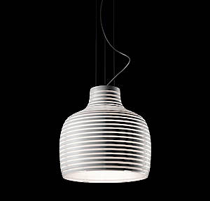Die Behive-Deckenleuchte von Foscarini erinnert an einen Bienenstock und erhellt warm und angenehm gewünschte Bereiche