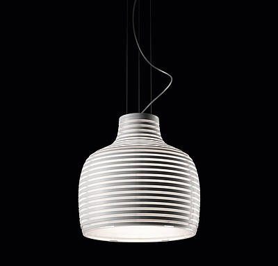 Die Behive-Deckenleuchte von Foscarini erinnert an einen Bienenstock und erhellt warm und angenehm gewünschte Bereiche
