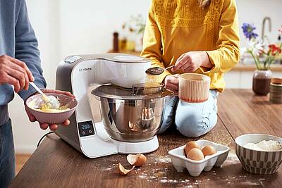 Vielseitige Küchenmaschine mit integrierter Waage und Timer für das einfache Verarbeiten von großen Mengen von bis zu 1 kg Mehl plus Zutaten