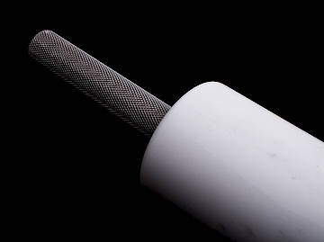 Der Teigroller von cap. aus kostbarem Carrara Marmor liegt sicher in der Hand