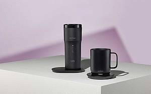 Der Ember Mug2 mit einer Untertasse, die als Ladestation fungiert, hat sogar eine Auto-Sleep-Funktion: Der Becher aktiviert sich erst, wenn heiße Flüssigkeit eingefüllt wird, und geht bei Nicht-Benutzung automatisch in den Schlafmodus