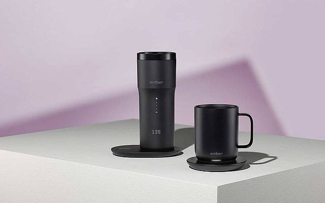 Der Ember Mug2 mit einer Untertasse, die als Ladestation fungiert, hat sogar eine Auto-Sleep-Funktion: Der Becher aktiviert sich erst, wenn heiße Flüssigkeit eingefüllt wird, und geht bei Nicht-Benutzung automatisch in den Schlafmodus