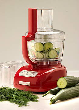 Die multifunktionale Küchenmaschine ist mit einem extrabreiten Einfüllstutzen ausgestattet<br>(Fotos: KitchenAid)
