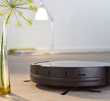 Der Miele Scout RX1 saugt mit systematischer Navigation, kann auf allen gängigen Bodenbelägen fahren und schafft Höhenunterschiede von bis zu zwei Zentimeter