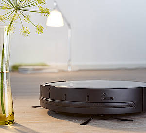 Der Miele Scout RX1 saugt mit systematischer Navigation, kann auf allen gängigen Bodenbelägen fahren und schafft Höhenunterschiede von bis zu zwei Zentimeter