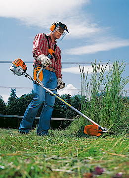 Die neue Motorsense ist serienmäßig mit einem Grasschneideblatt ausgestattet und mit Zweihandgriff oder Rundumgriff zu bekommen<br>(Fotos: Stihl)