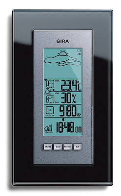 Die Funk-Wetterstation lässt sich in die Rahmen verschiedener Schalterprogramme von Gira einfügen und wird so zu einem Teil der Elektroinstallation. Abgebildet ist sie im Rahmen Esprit mit schwarzem Glas. Im gleichen Design bietet Gira Schalter und Steckdosen sowie ein Türkommunikations-System an<br>(Fotos: Gira)