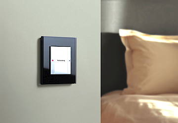 Beim Funk-Bussystem von Gira kann die bereits vorhandene Elektro-Installation ohne großen Aufwand mit zusätzlichen Funktionen nachgerüstet werden, beispielsweise mit einem Panikschalter<br>(Fotos: Gira)