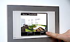 Berühren erwünscht: Per Zeigefinger lässt sich die gesamte Elektroinstallation steuern. Weil sämtliche Bedien- und Anzeigeelemente farbig und nach Wunsch positioniert werden können, sind die Funktionen am Gira InfoTerminal Touch anschaulich, entsprechend leicht lässt es sich bedienen<br>(Fotos: Gira)