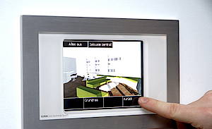 Berühren erwünscht: Per Zeigefinger lässt sich die gesamte Elektroinstallation steuern. Weil sämtliche Bedien- und Anzeigeelemente farbig und nach Wunsch positioniert werden können, sind die Funktionen am Gira InfoTerminal Touch anschaulich, entsprechend leicht lässt es sich bedienen<br>(Fotos: Gira)