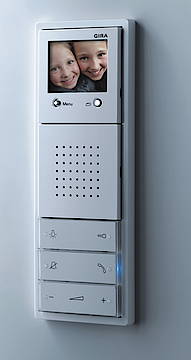 Pfiffige Idee: Das Gira Türkommunikations-System im Schalterdesign. Die Einsätze der Wohnungsstation werden lediglich in die Rahmen der verschiedenen Gira Schalterserien eingesetzt, beispielsweise in das neue Flächenschalterprogramm, das sich perfekt in moderne Wohnwelten einfügt<br>(Fotos: Gira)
