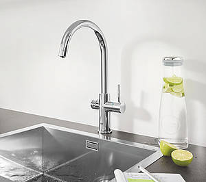 Das smarte Wassersystem GROHE Blue Home Pull-Out Connected bietet gefiltertes und auf die optimale Trinktemperatur gekühltes Wasser in den Varianten still, medium und sprudelnd direkt aus der Armatur