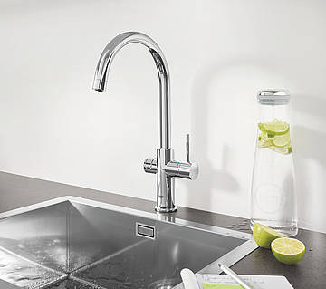 Das smarte Wassersystem GROHE Blue Home Pull-Out Connected bietet gefiltertes und auf die optimale Trinktemperatur gekühltes Wasser in den Varianten still, medium und sprudelnd direkt aus der Armatur