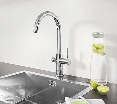 Das smarte Wassersystem GROHE Blue Home Pull-Out Connected bietet gefiltertes und auf die optimale Trinktemperatur gekühltes Wasser in den Varianten still, medium und sprudelnd direkt aus der Armatur