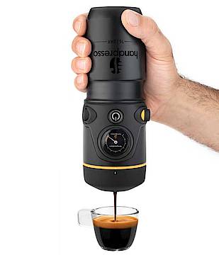 Handpresso Auto mit Anschluss für den Zigarettenanzünder liefert Top Espresso schnell und unkompliziert