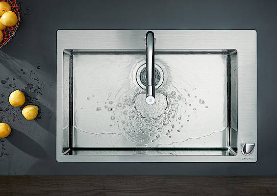 C71-Variante mit dem neuen Hansgrohe M7119-H200 Küchenmischer. Die Armatur lässt sich komfortabel von vorne mit dem Select-Knopf an der Ausziehbrause bedienen