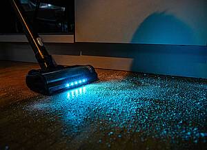 Die selbstreinigende High-End-Elektrodüse mit BlueVision-Feinstaubausleuchtung macht selbst feinste Staubpartikel sichtbar