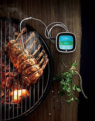Ob drinnen oder draußen - die WMF Premium BBQ Kollektion macht sich am Grill formschön und funktionell nützlich