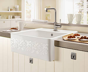 Villeroy & Boch bietet den klassischen Spülstein aus hochwertigem Keramilk mit pflegeleichter Ceramicplus-Oberfläche und feinem floralen Dekor