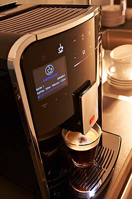 18 leckere Kaffeespezialitäten lassen sich mit der neuen Melitta Caffeo Barista zubereiten; zahlreiche Funktionen erleichtern außerdem Handhabung und Pflege