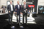 Auf der Miele-Pressekonferenz zur IFA präsentierten die Geschäftsführer Dr. Markus Miele, Dr. Axel Kniehl und Dr. Reinhard Zinkann (v. l.) den ersten Akku-Staubsauger von Miele. (Foto: Miele)