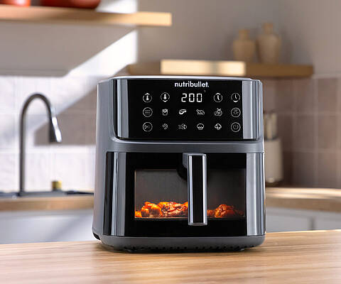 Beim nutribullet CrispLite Air Fryer sind Garkorb, Grill- und Pizzaplatte PFAS-frei – für gesunden Genuss auf Knopfdruck: fettarm, schnell, nährstoff-schonend und familientauglich