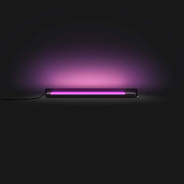 Der neue Philips Hue Amarant Wandfluter taucht Außenwände in farbenfrohes Licht und lässt sich per Niedervolt-Verkabelung direkt mit weiteren Produkten verbinden und erweitern. Die Philips Hue Appear Outdoor Wandleuchte (großes Bild oben rechte Wand) verfügt über eine gebürstete Edelstahl-Oberfläche und ist einfach anzubringen