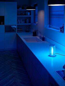 Die Philips UV-C-Desinfektionstischleuchte für Verbraucher nutzt UV-C-Technologie, die Viren und Bakterien nachweislich wirksam inaktivieren soll