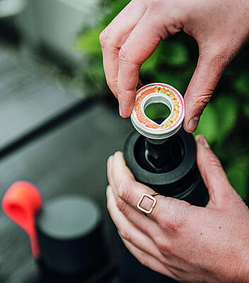air up ist das erste Trinksystem, das Wasser nur durch die Beigabe von Duft aromatisieren kann. Die Gründer wollen damit den übermäßigen Konsum von Zucker in Form von Softgetränken reduzieren und gleichzeitig Plastik und CO2 einsparen
