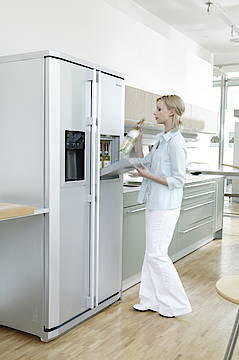 Das neue Side-by-Side-Modell in Platinum Silber passt in jede Küchenzeile<br>(Fotos:Samsung)