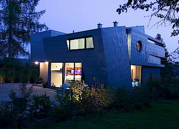 Nicht nur schön, sondern auch intelligent: Durch verschiedene automatische Lichtszenen kann das verlassene Haus nach außen hin ganz realistisch die Anwesenheit der Bewohner simulieren. Voraussetzung ist eine KNX/EIB-Installation<br>(Fotos: Gira)