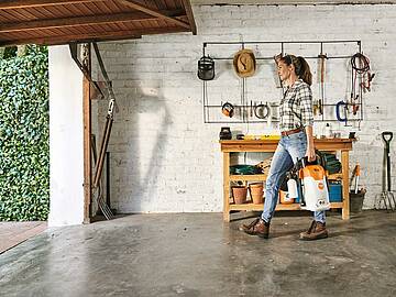Der leichte und kompakte STIHL RE 80 X kann nach getaner Arbeit besonders platzsparend gelagert werden