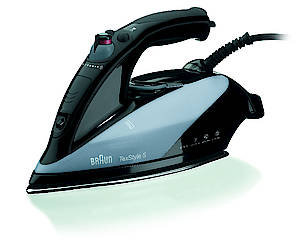 Nieten und Knöpfe sind für das Braun TexStyle 545 TPS kein Problem: Die Saphir-Bügelsohle ist besonders kratzfest und garantiert müheloses Gleiten