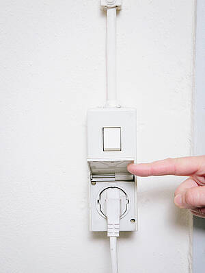 Aufputz-Elektroinstallationen erlauben es, Kabel und Elektroanschlüsse...