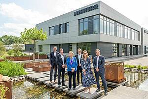 Zur Eröffnung des neuen Liebherr-Showrooms in Köln kamen u.a. (v.l.n.r.) Martin Ludwig (Head of Business Area Deutschland), Steffen Nagel (Managing Director Sales & Marketing), Isolde Liebherr (Familiengesellschafterin), Detlef Walther (Managing Director Finance & Administration), Stéfanie Wohlfarth (Familiengesellschafterin) und Michael Haiminger (Head of Sales Business Area DE)