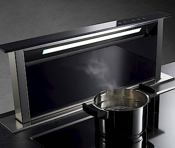 Die leistungsstarke Küppersbusch Downdraft kann per Fingertipp nach Bedarf ausgefahren und auch wieder in die Arbeitsplatte abgesenkt werden