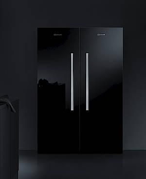 Die neue Bauknecht BlackLine Serie in glänzendem Schwarz lässt das Herz von Hobbyköchen und Designliebhabern gleichermaßen höher schlagen