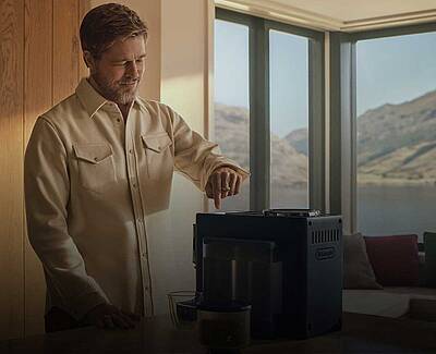 Mit einer neuen Kampagne mit Hollywood-Star Brad Pitt setzt De’Longhi ab 8. September 2025 seine Hero-Produkte Eletta Explore, Rivelia, PrimaDonna Aromatic und die La Specialista Touch ins Szene.