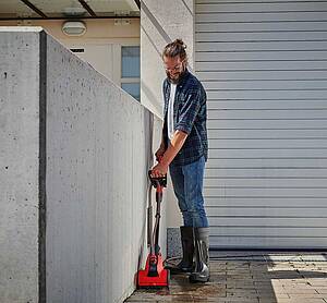 ...sie reinigt kraftvoll und schonend Terassenmöbel und -böden