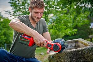 Für hartnäckige Verschmutzungen auf Holz, Stein oder Fliesen eignet sich die Akku-Oberflächenbürste PICOBELLA...